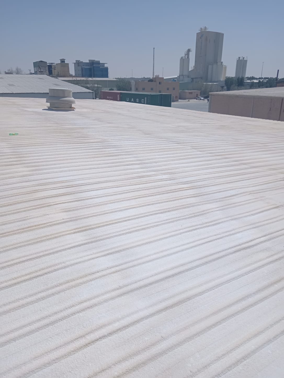 سطح مموج بالفوم الأبيض